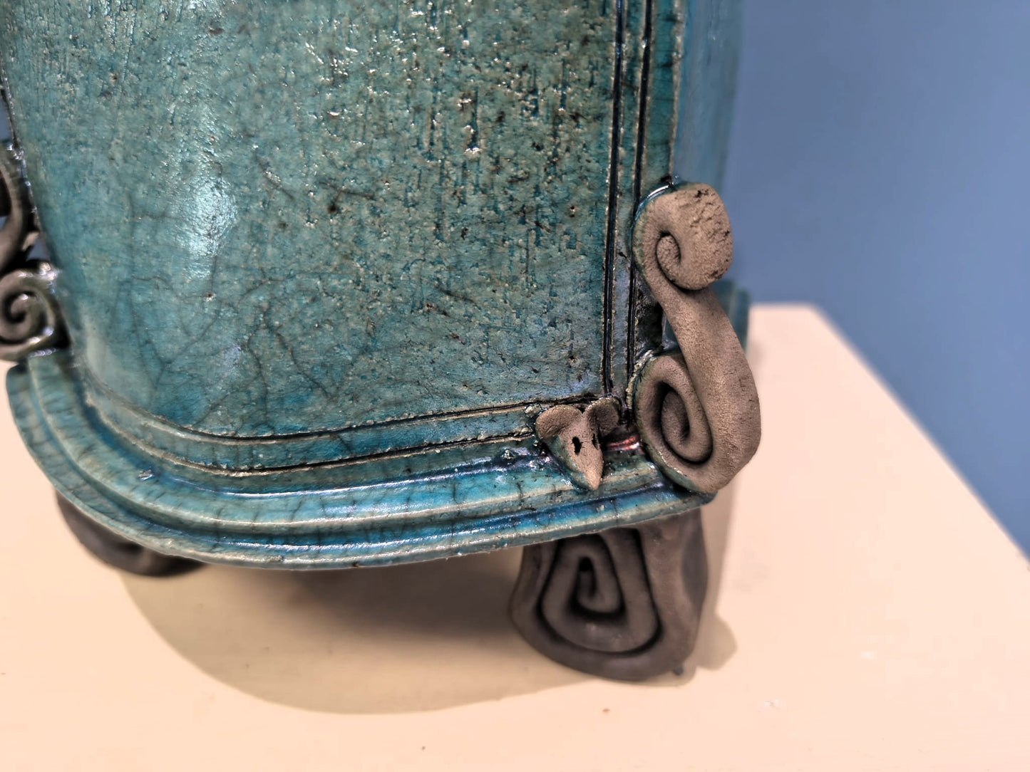 Stonesplitter- Medium Turquoise Round top Raku Clock